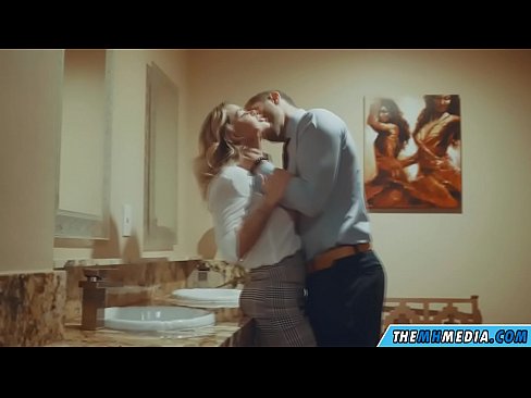 ❤️ Ha blonde e mahlahahlaha e u eka ka kamoreng ea ho phomola ea sechaba Porno ️❤